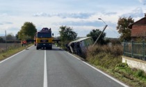 Camion finisce nel fosso, strada chiusa per rimuoverlo