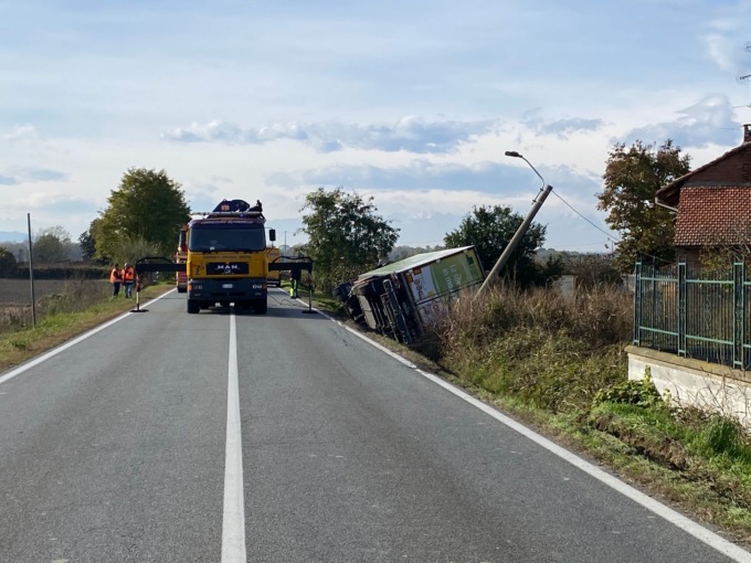Camion finisce nel fosso, strada chiusa per rimuoverlo