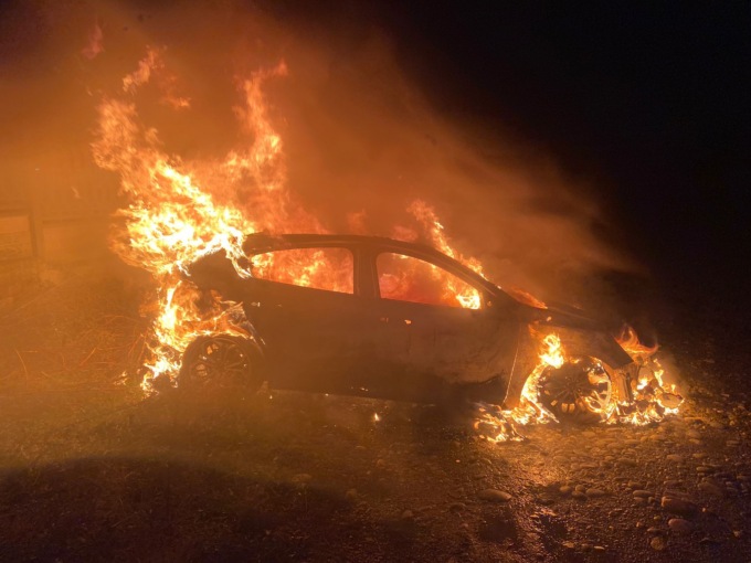 Mentre cena al ristorante l’auto prende fuoco LE FOTO