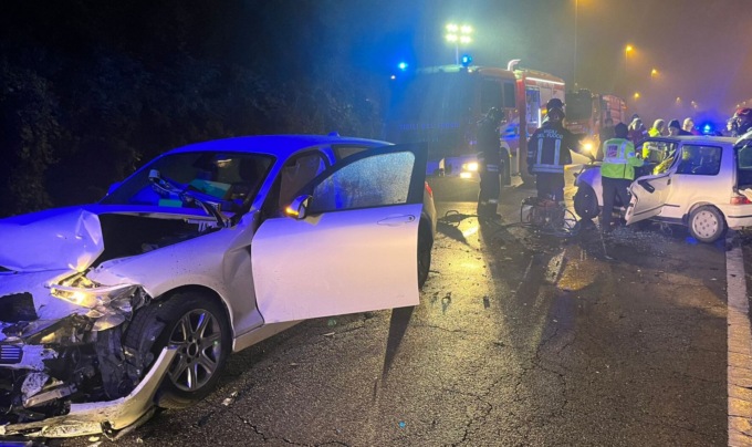 Scontro tra auto sulla Sp 590, due feriti incastrati tra le lamiere