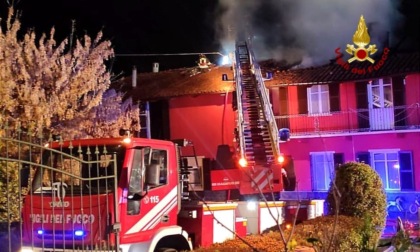 Di nuovo fiamme sul tetto di una casa: famiglia evacuata
