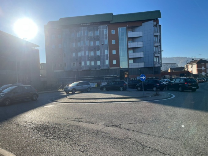 Traffico bloccato alla rotonda davanti all’ospedale