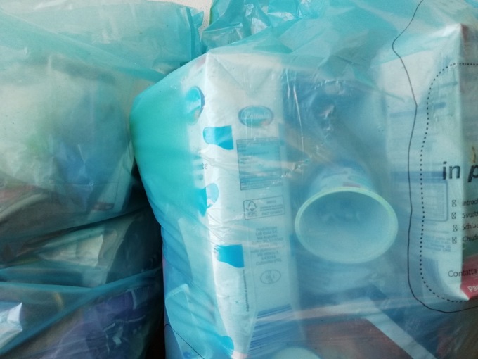 Sacchi della plastica, un’odissea ritirarli