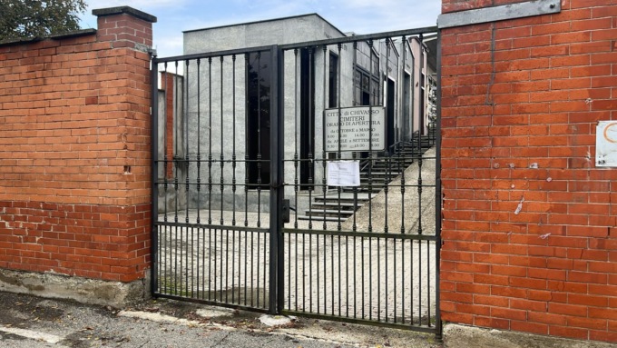A Castelrosso, si “dimenticano” di aprire il cimitero