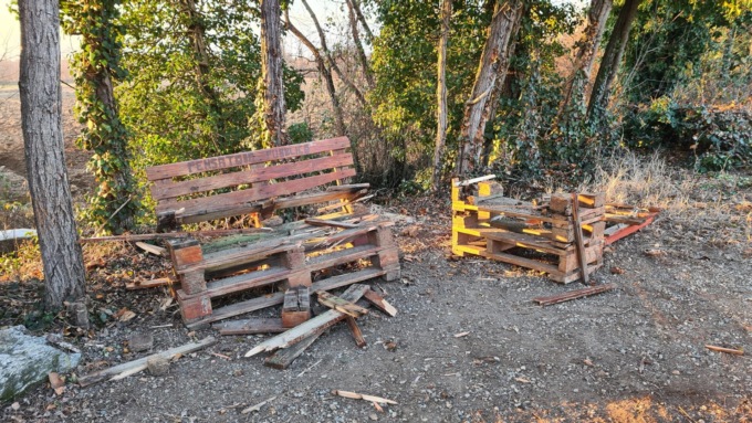 Vandali distruggono le panchine
