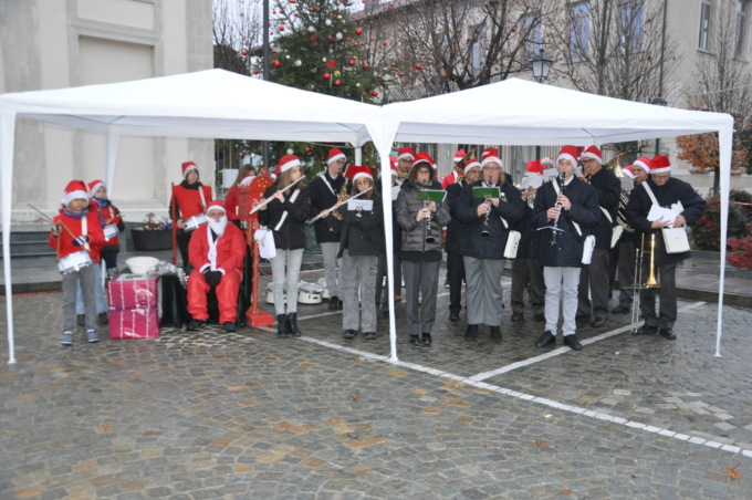 Pro Loco e bambini accendono il Natale IL VIDEO