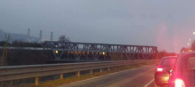Treno “privato” sulla Chivasso – Asti: la città divisa in due per mezz’ora