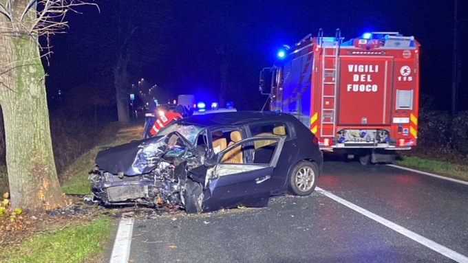 Esce di strada e si schianta contro un albero LE FOTO