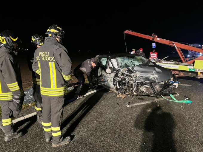 Scontro frontale tra due auto: due feriti