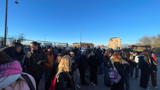 Freddo e bagni rotti a scuola, gli studenti del Martinetti in sciopero LE FOTO