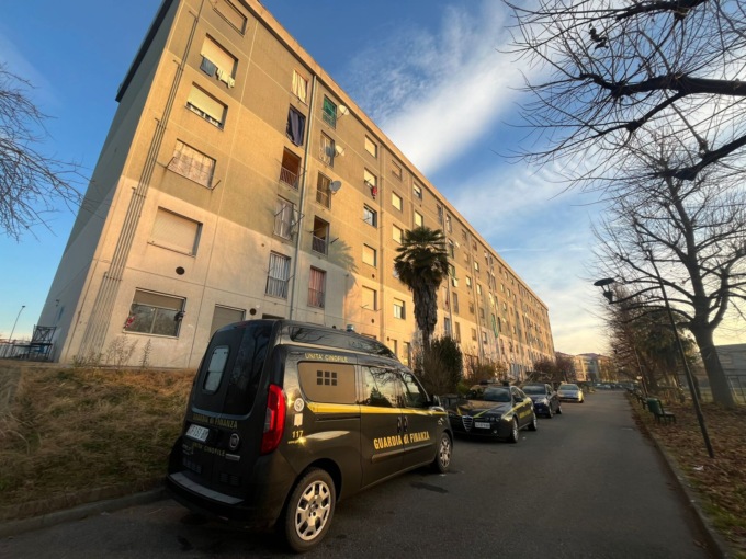 Blitz della Finanza in via Togliatti LE FOTO
