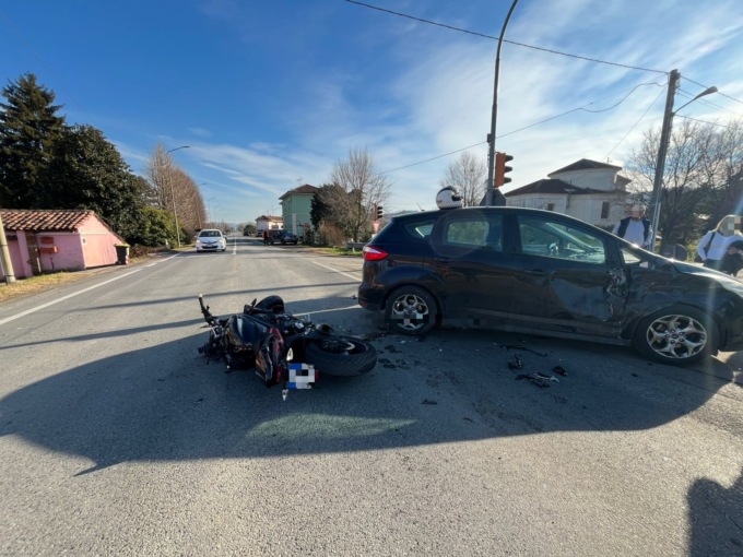 Auto contro moto, ferito un uomo