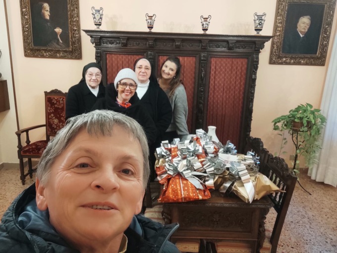 Mani Generose porta i doni all’Istituto Minella