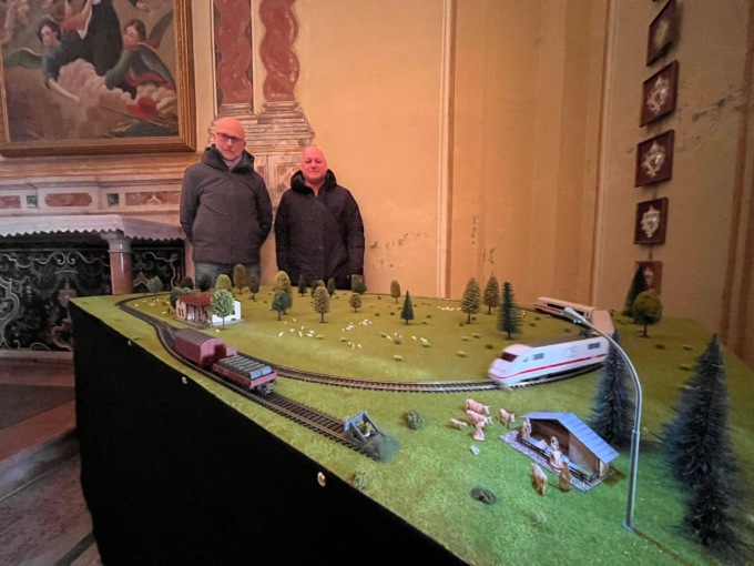 A San Grisante c’è il presepe trenino