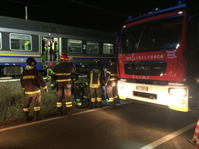 Uomo travolto dal treno, è morto