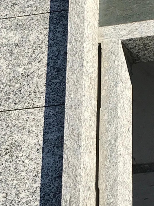 La lastra di cemento si è staccata dal muro: «Un pericolo per tutti»