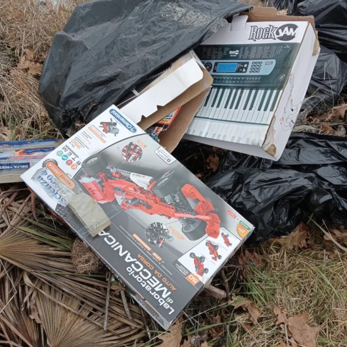 Giocattoli e materiale edile abbandonati in campagna