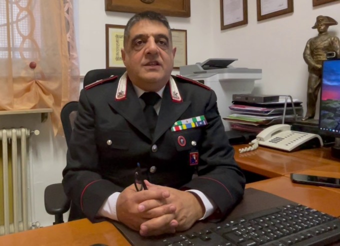 Chiede aiuto al Luogotenente dei carabinieri che gli salva la vita
