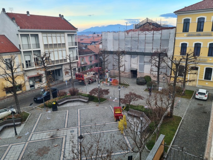 Palazzo Carpeneto, arriva la gru per i lavori