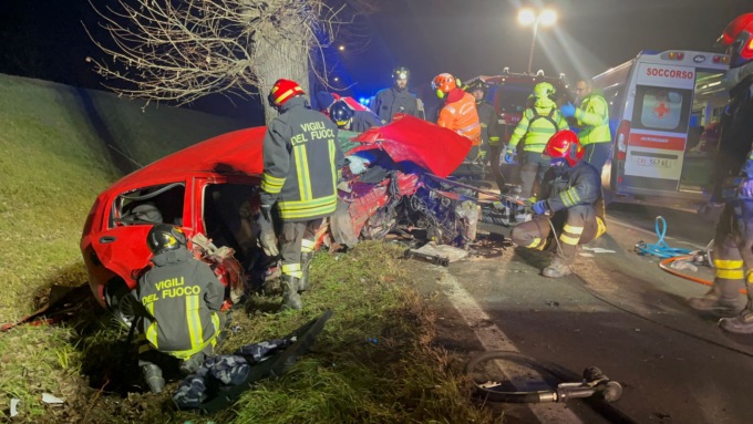 Terribile scontro tra due auto: un giovane morto