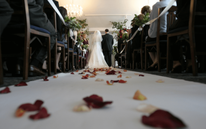 Guida allo stile: il completo da matrimonio primaverile per l’uomo moderno