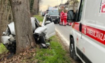 Auto si schianta contro un albero: morto il conducente
