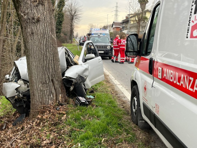 Auto si schianta contro un albero: morto il conducente