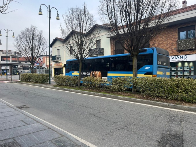 Autobus fermo per un guasto in viale Cavour, traffico paralizzato