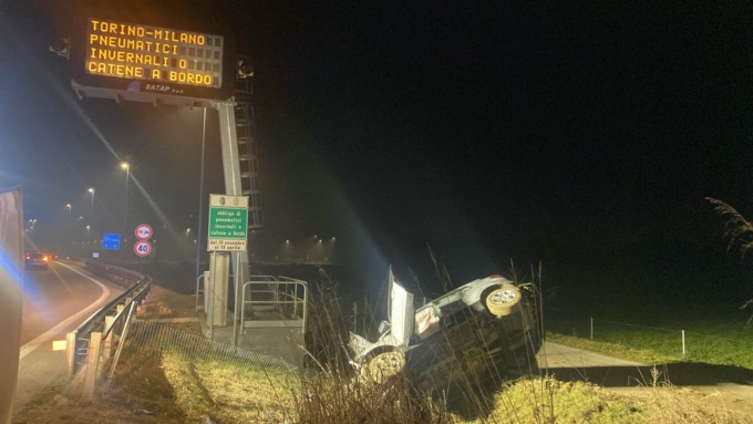 Auto finisce fuori strada per evitare un animale