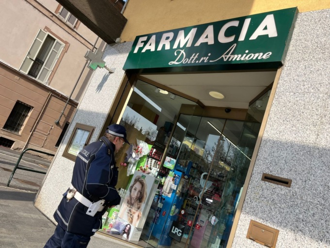 Barbone ruba in farmacia a Chivasso