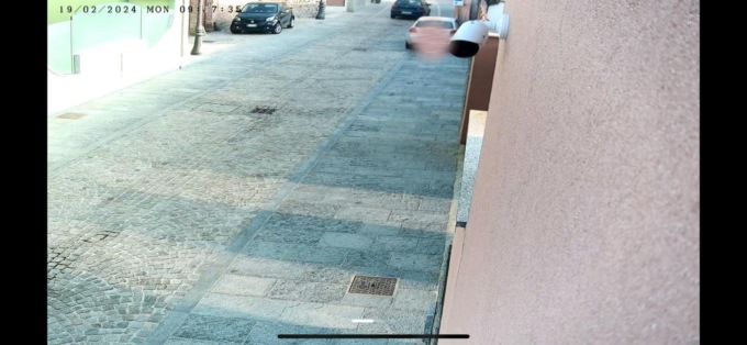 Litigano per l’auto parcheggiata male