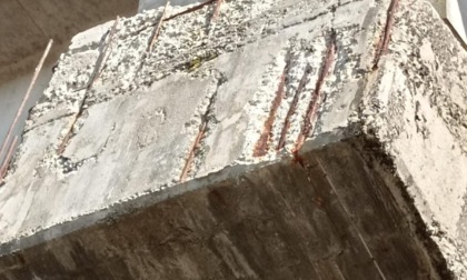 «Cavalcaferrovia pericoloso: il cemento  si sgretola, i  pali di ferro sono scoperti»