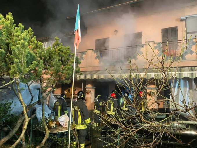 Casa in fiamme, marito e moglie ustionati e intossicati