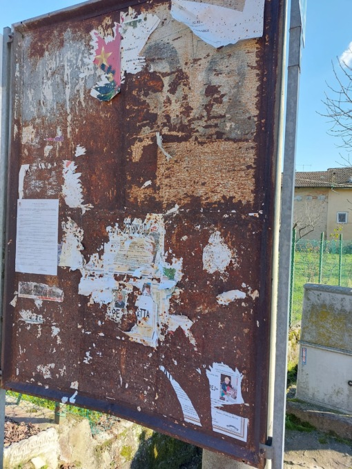 Rimossi i manifesti funebri dal tabellone delle affissioni