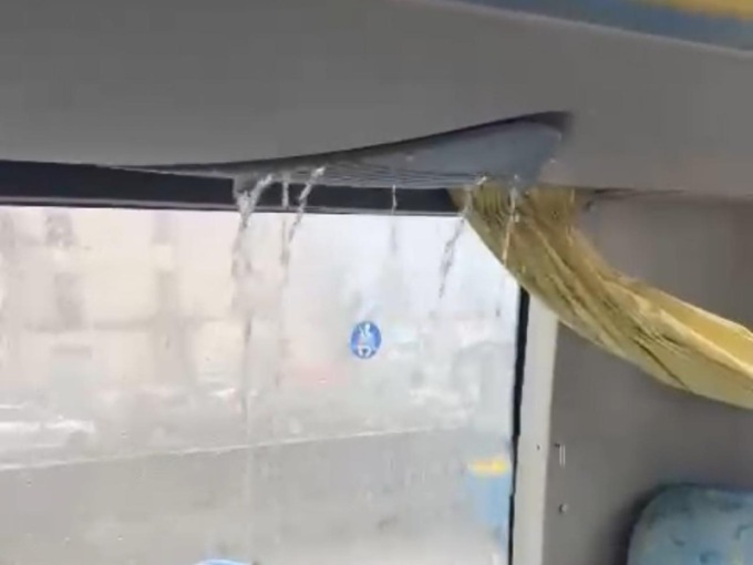 «Piove dentro  il bus, situazione inaccettabile» IL VIDEO