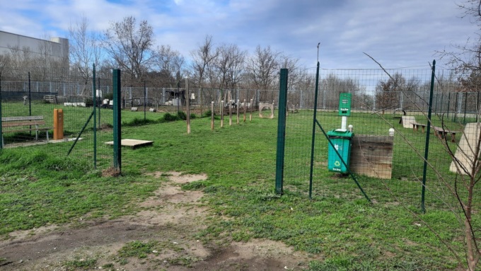 Rubano una struttura dal parco delle api e la porta dell’area cani