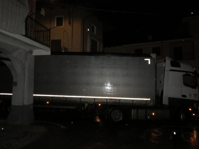 Mezzi pesanti in centro… e creano danni