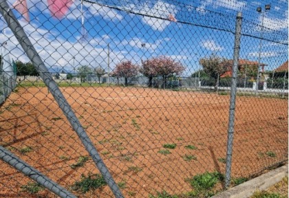 «No al centro sportivo slegato dal bar»