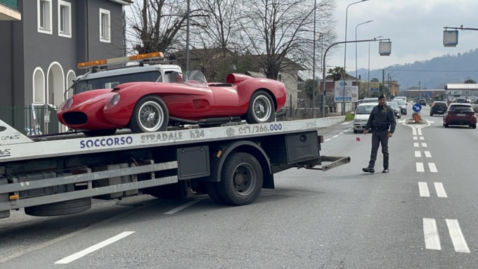 La Guardia di Finanza sequestra tre Ferrari d’epoca: potrebbero essere false   FOTO e VIDEO