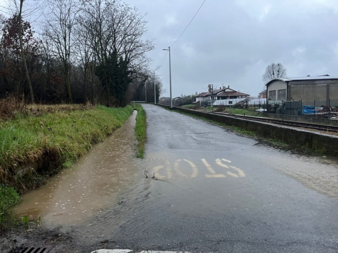 Frane ed esondazioni, le piogge mettono in ginocchio la Collina: tutte le strade chiuse