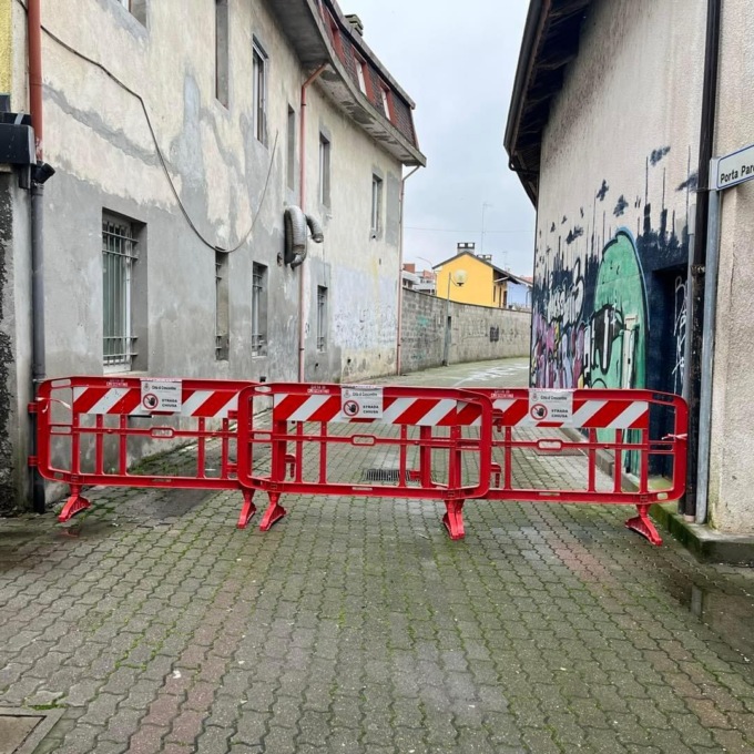 Crolla il tetto di un immobile, via chiusa