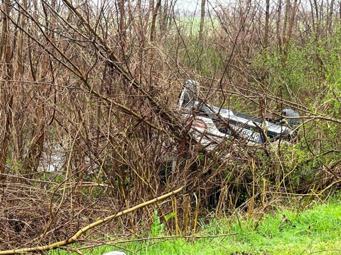 Acqua in curva, auto finisce fuori strada
