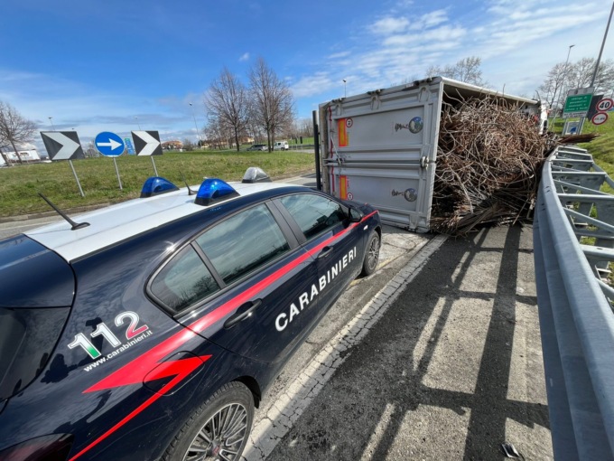 Camion si ribalta all’ingresso dell’autostrada