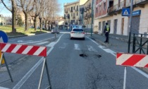 Cede l'asfalto davanti all'ex cinema Politeama: traffico deviato LE FOTO