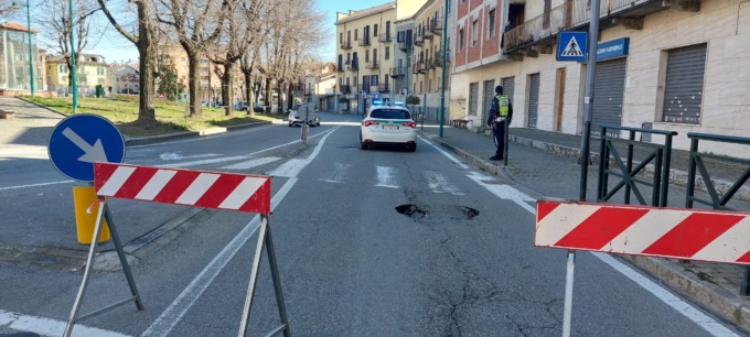 Cede l’asfalto davanti all’ex cinema Politeama: traffico deviato LE FOTO