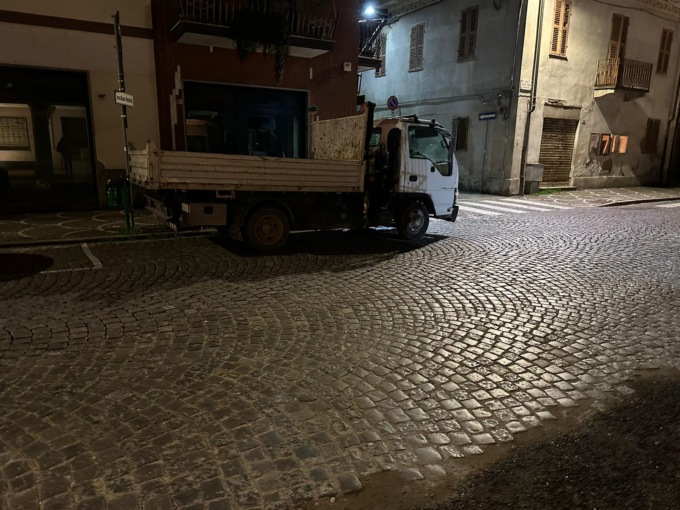 Camioncino parcheggiato sempre fuori dalle strisce, “Basta”