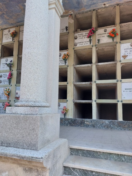 «Loculi aperti, spettacolo veramente triste durante i funerali»