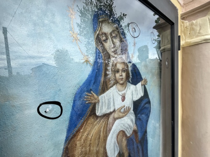 «Sparano» alla Madonna