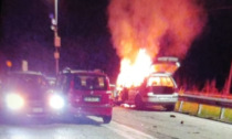 Bloccato nell'auto dopo lo schianto: Carabinieri lo salvano dalle fiamme