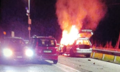Bloccato nell'auto dopo lo schianto: Carabinieri lo salvano dalle fiamme